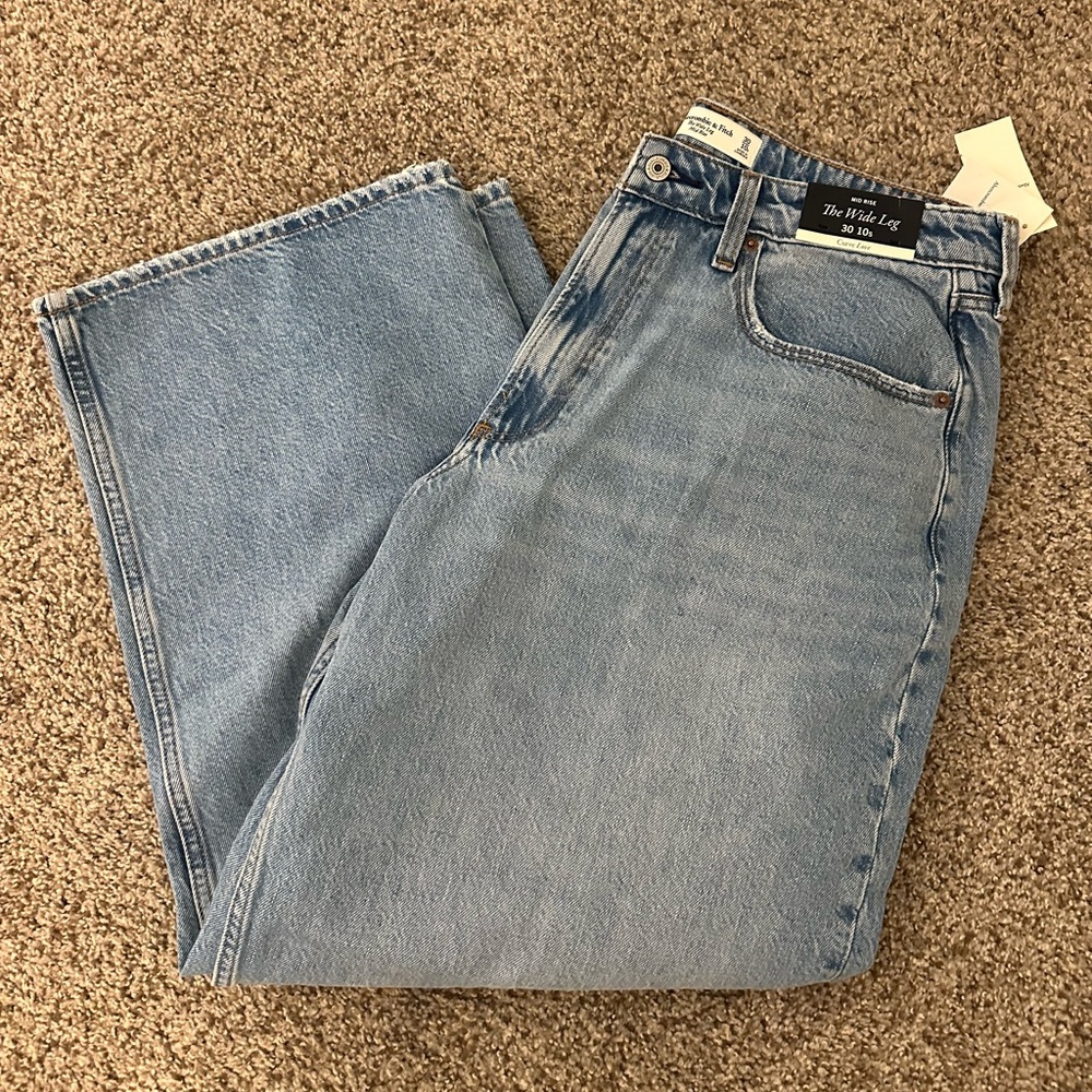 *NWT* - Abercrombie & Fitch Curve Love Mid-Rise Wide Leg Jeans Size 30S